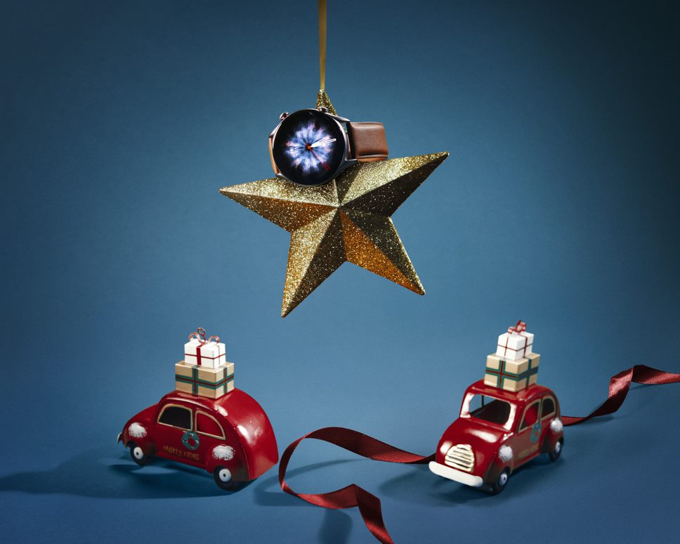 Zelta Ziemassvētku zvaigzne ar digitālo pulksteni starp divām spēļu mašīnām.