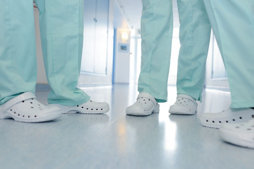 Medicīnas nozares darbinieki baltajos Crocs apavos