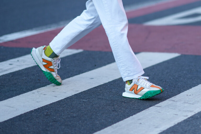 New Balance apavu modelis dažādās krāsāš ar biezu, elastīgu zoli