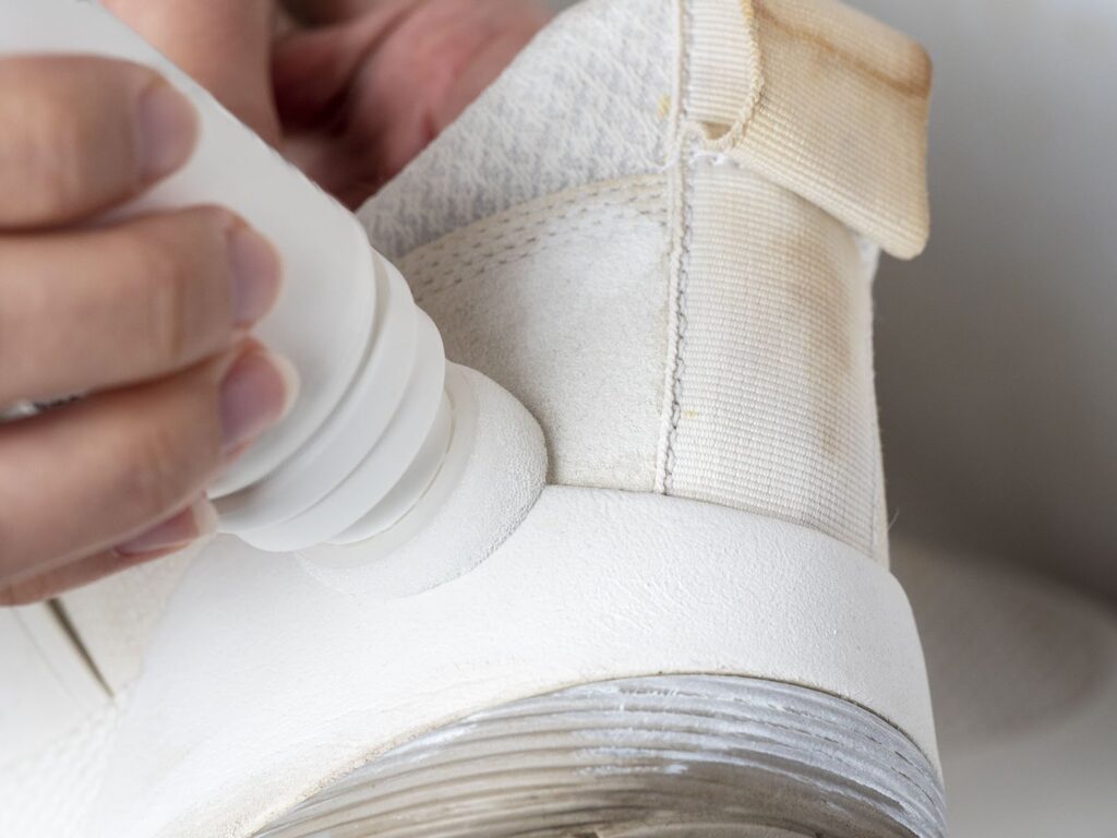 Balta apava tīrīšana ar specializētu tīrīšanas līdzekli