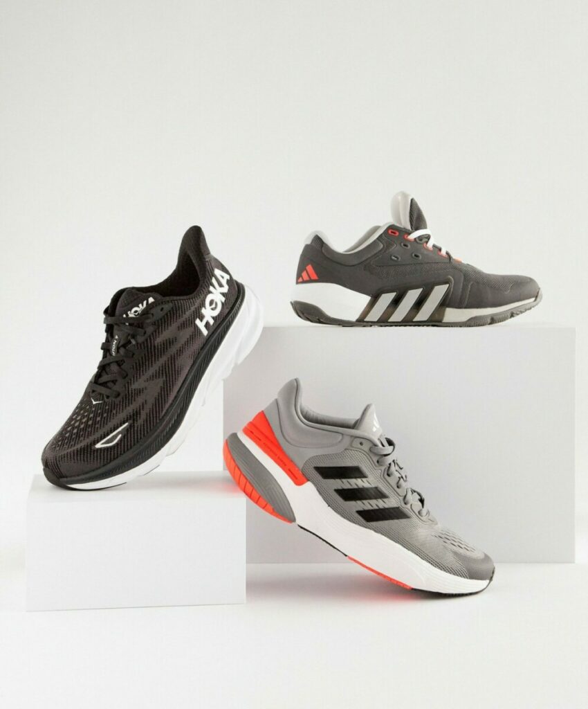 trīs sporta apavu modeļi no Hoka un adidas zīmoliem ar elastīgu zoli