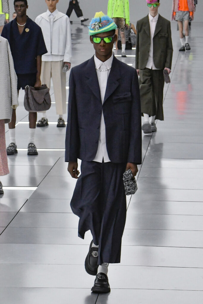 Moderni vīriešu apavi 2024. gada pavasaris-vasara: melni mokasīni, Dior