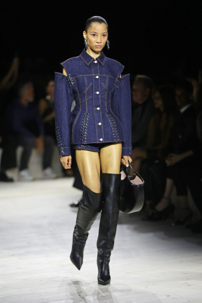 Moderni apavi 2024. gada pavasaris-vasara - modele džinsa tērpa un augstos melnos zābakos, Alexander McQueen