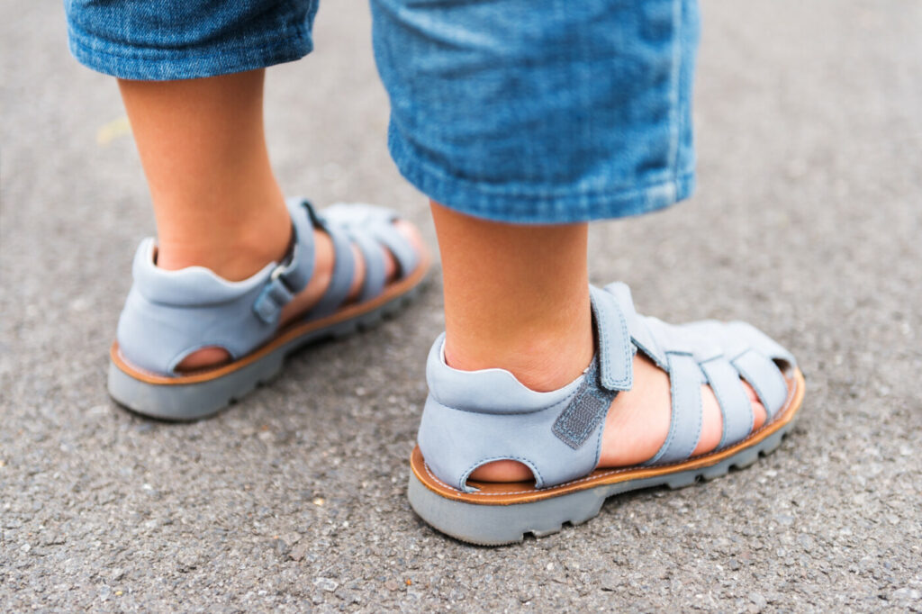 bērnu sandales ar papēža daļu un slēgtu purngalu 