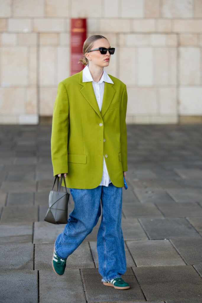 apģērba kombinācija ar zaļām sieviešu botām 
